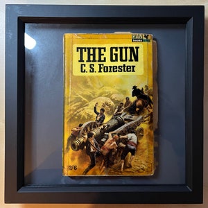 Couverture de livre flottante vintage, cadre ombré, cadeau d'art moderne unique The Gun image 1