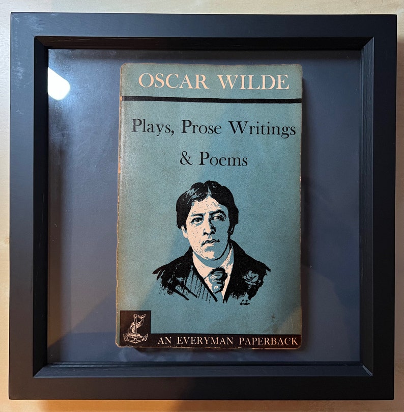Zwevende vintage boekomslag Shadow Frame Artwork Uniek modern kunstcadeau Oscar Wilde afbeelding 1