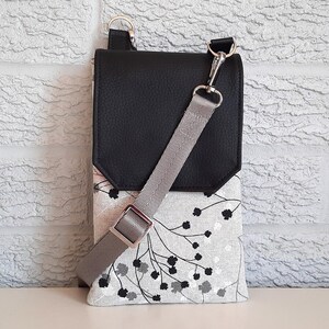 Crossbody Phone Sling Bag Handgefertigt aus Weiß, Schwarz und Grauem Blätterstoff mit einer schwarzen Kunstlederklappe und Reißverschlusstasche auf der Rückseite