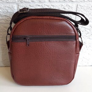 Sac à bandoulière unisexe avec dessus à double fermeture éclair fait main en similicuir marron châtaigne avec doublure imperméable, taille moyenne