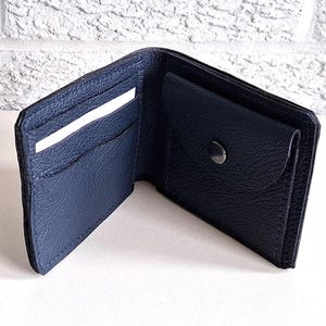 メンズ二つ折り財布。リサイクルされた本革ソフトグレインレザーをハンドメイド。コインポケットとカードスロット付き。