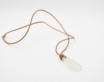 Beach glass from Portugal | Handcrafted: collected and processed by myself | drilled with natural leather strap