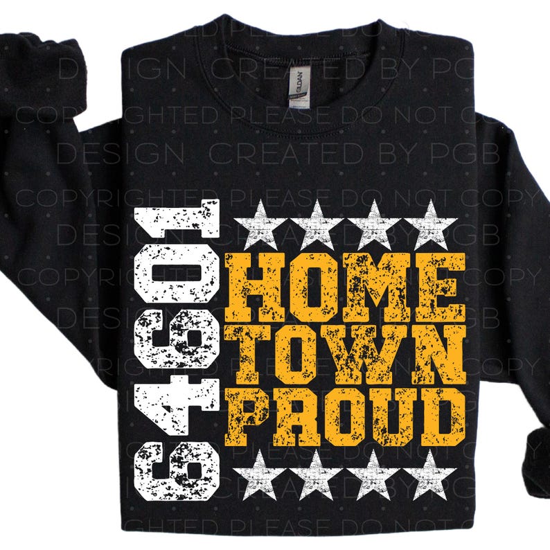 Pu&ograve; includere: Felpa nera con la scritta "64901 Home Town Proud" in bianco e oro. Il design include cinque stelle bianche sopra e sotto il testo. La felpa &egrave; del marchio Gildan.