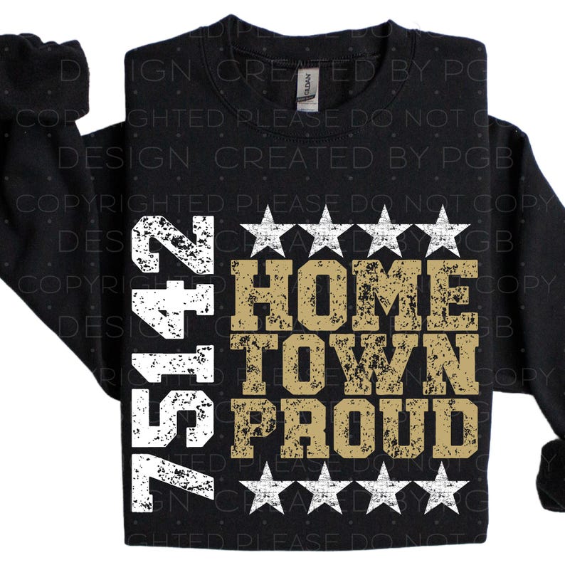 Pu&ograve; includere: Felpa nera con la scritta "75412" in bianco e "HOME TOWN PROUD" in oro. Il design include stelle bianche sopra e sotto il testo, creando una dichiarazione audace e patriottica.