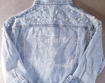 DIE DENIM-JACKE .. Personalisierte Hen Party Bachelorette Jeansjacke mit einem beliebigen Namen und Datum