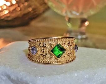 Bague byzantine. Fait main par MeanderArt. Plaqué or 18 carats. Argent 925. Pierres semi-précieuses Vert, violet.