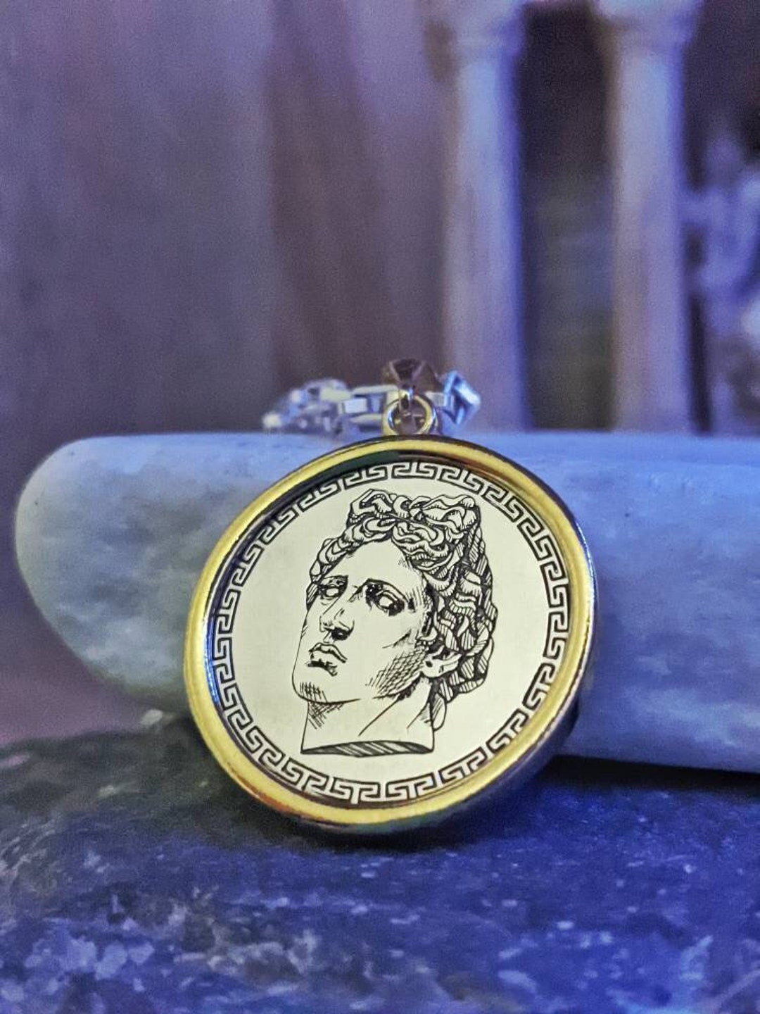 ギリシャ神アポロンのペンダント。シルバー925製。MeanderArtによるハンドメイド。ギリシャ神話をモチーフにしています。18金ゴールドメッキ。  - Etsy 日本