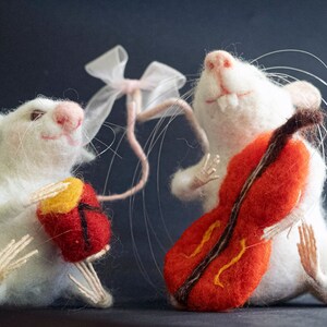 Nadelgefilzte Maus, Filzmaus, Nadelgefilztes Tier, Nadelgefilzte Dekoration, Tierskulptur, Miniaturtier, Maus Musiker, Geschenk