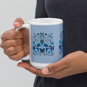 Dalapferde in blau auf weißer glänzender Tasse
