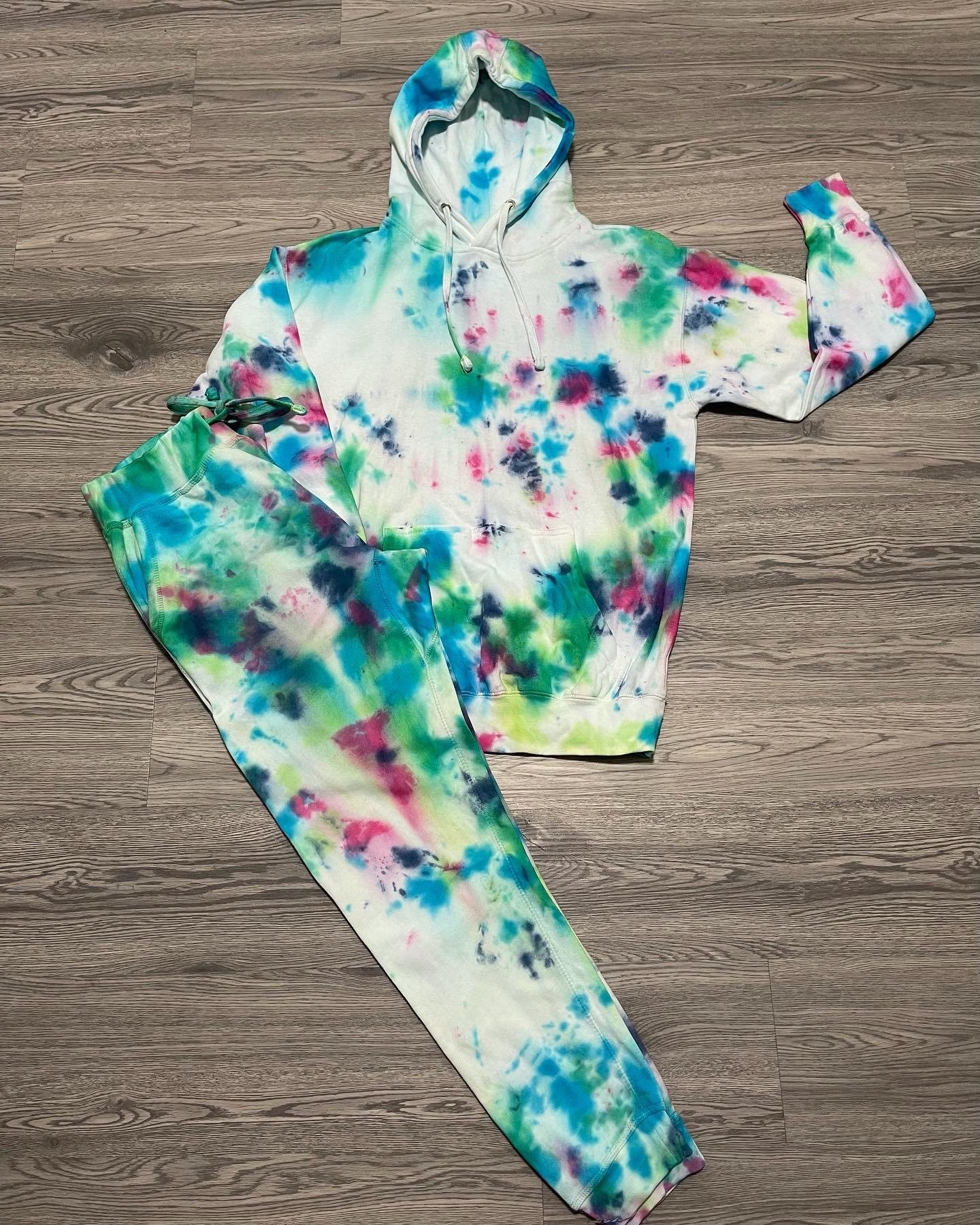 tie and dye sweatsuit