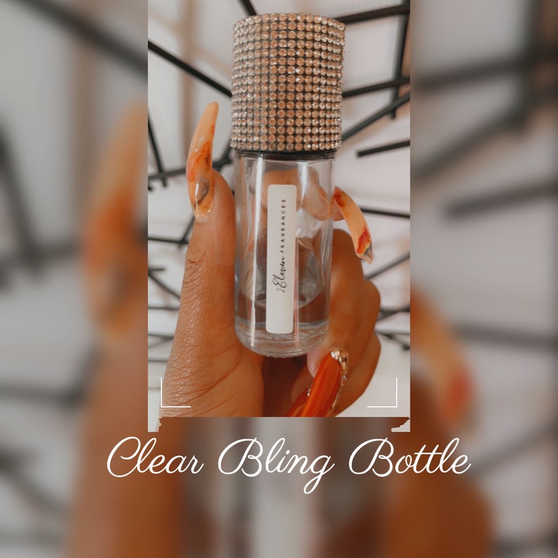 K&ouml;nnte beinhalten: Eine klare Glasflasche mit einem verzierten Verschluss. Die Flasche ist mit "Elara Fragrances" beschriftet.