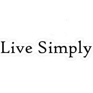 以下が含まれることがあります： 「Live Simply」と黒文字で書かれた白いステッカーです。