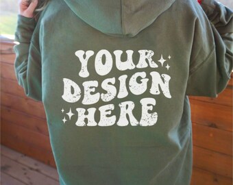 Puede incluir: Una sudadera con capucha verde con el texto "YOUR DESIGN HERE" en blanco con un aspecto desgastado y vintage.