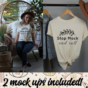 Può includere: Due mockup di una maglietta bianca con il testo "Stop Mock and roll" e un design a foglia. La maglietta è su un appendiabiti e su una persona che indossa jeans.