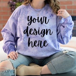 Może przedstawiać: Fioletowa bluza z nadrukiem tie-dye z tekstem "your design here" w czarnych literach.