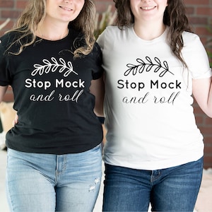 Peut inclure: Deux personnes portant des t-shirts noirs et blancs avec le texte "Stop Mock and roll" et un petit motif de feuille. La personne &agrave; gauche porte un jean bleu et la personne &agrave; droite porte un jean bleu fonc&eacute;.