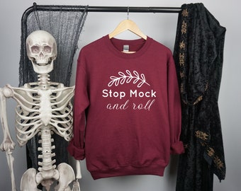 Gildan 18000 Maroon Sweatshirt MockUp, 18000 Halloween MockUp, Hängendes Mockup, Maroon 18000 flach legen Mockup, Halloween Sweatshirt Mockup