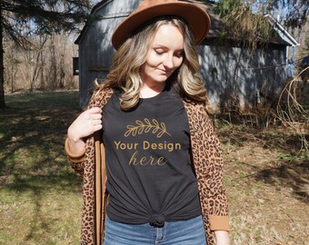 Bella Canvas 3001 schwarz Mockup, Schwarzes T-Shirt Modell Mockup, Lifestyle Schwarzes Shirt 3001 Mockup Frühling Outdoor Country Western Gepard Leopard