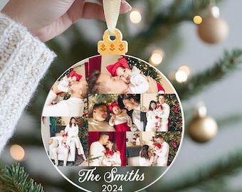 Puede incluir: Un adorno navideño redondo y transparente con un collage de fotos familiares. El adorno tiene una parte superior dorada y una cinta blanca. El texto "The Smiths 2024" está impreso en la parte inferior del adorno.