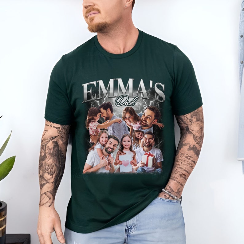 Peut inclure: Un t-shirt vert fonc&eacute; avec un graphisme argent&eacute; qui dit "Emma's Dad" et pr&eacute;sente un collage de photos d'une famille.