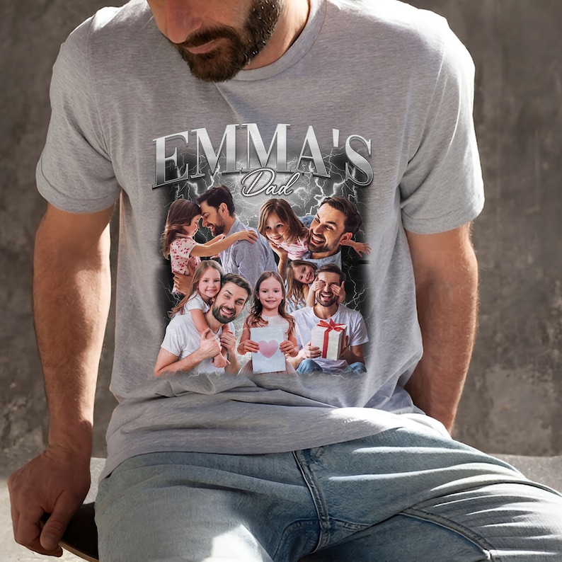Peut inclure: Un t-shirt gris avec un collage de photos d'un homme avec ses enfants. Le texte "EMMA'S Dad" est imprim&eacute; sur le t-shirt en police argent&eacute;e avec un motif d'&eacute;clair.