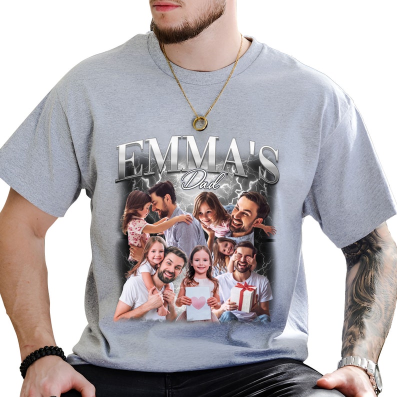 Peut inclure: T-shirt gris avec un collage de photos d'une famille, y compris un p&egrave;re et des enfants. Le t-shirt porte l'inscription "EMMA'S Dad".