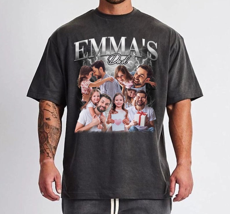 Peut inclure: Un t-shirt noir &agrave; l'aspect d&eacute;lav&eacute; avec un collage de photos d'une famille. Le texte "EMMA'S Dad" est imprim&eacute; en blanc sur le t-shirt.