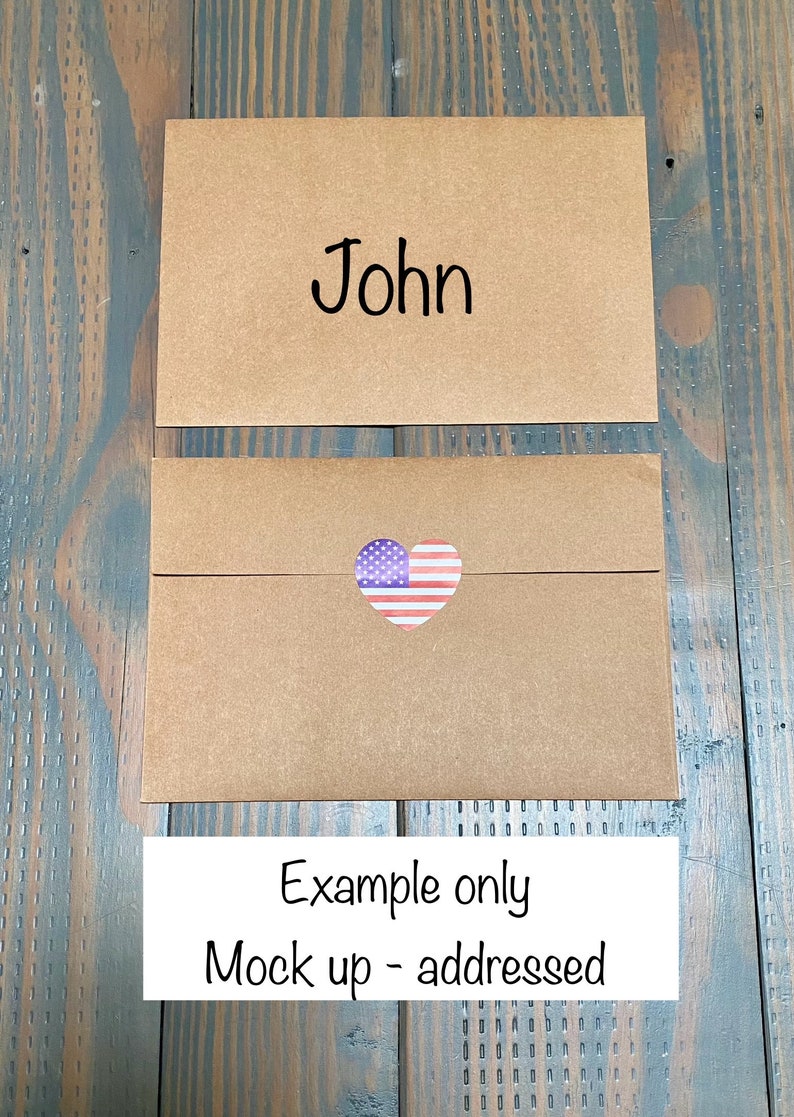 Może przedstawiać: Brązowa koperta z napisem "John" na przodzie. Koperta ma małą naklejkę w kształcie serca z amerykańską flagą. Tekst "Example only Mock up - addressed" jest napisany na białym tle pod kopertą.