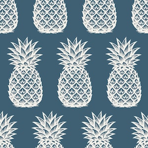 Puede incluir: Un patrón repetido de piñas blancas sobre un fondo azul oscuro. Las piñas están detalladas con superficies texturizadas y puntas puntiagudas, creando un diseño tropical. Este patrón es adecuado para telas, papel tapiz u otras aplicaciones decorativas.