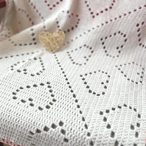 Patrón fácil de manta de bebé a crochet con técnica filet moderna en blanco: Bambino Hearts (patrón en PDF con fototutorial)