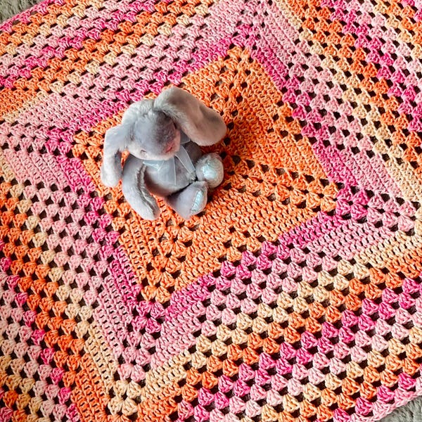 Manta de bebé de ganchillo fácil de tejer, manta moderna y sencilla: Cuadrado de la abuela (tutorial paso a paso en PDF)