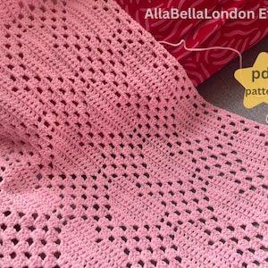 Peut inclure: Gros plan sur un article crocheté rose clair avec un motif ajouré répétitif. Le texte "AllaBellaLondon Etsy" est visible dans le coin supérieur droit, avec une étiquette jaune en forme d'étoile indiquant "pdf pattern".