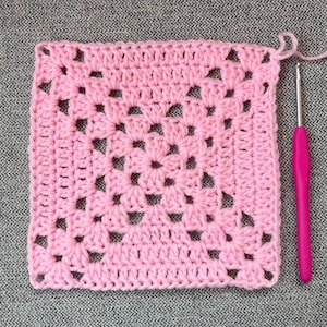 Quadratische Häkelanleitung für Babydecke - Idee: Oma Kreuz Quadrat (PDF)