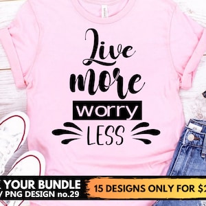 Peut inclure: T-shirt rose avec du texte noir qui dit "Live more worry less".
