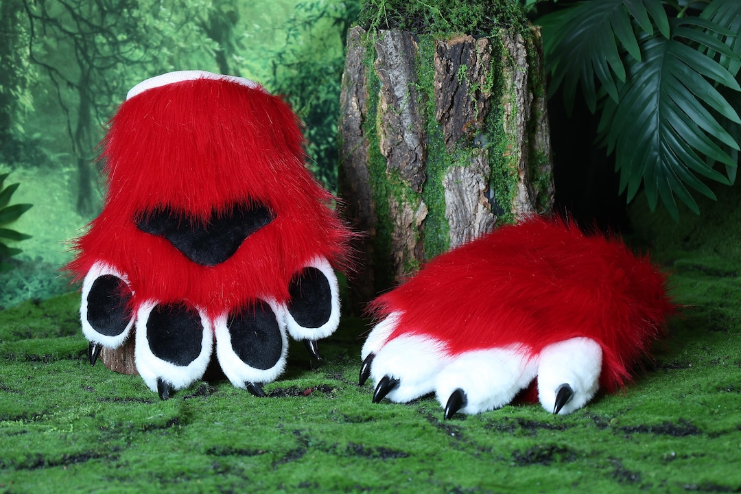 Zampe di gatto in costume rosso, guanti in pelliccia sintetica