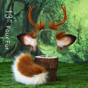 Peut inclure: Un ensemble de costume de cerf avec des bois en fausse fourrure marron, des oreilles assorties et une queue. Les bois mesurent 33 cm de haut. Les oreilles sont marron et blanches, et la queue est marron et blanche.
