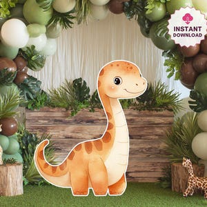 Può includere: Illustrazione di un dinosauro dei cartoni animati arancione e marrone, con un collo lungo, ambientata su uno sfondo di palloncini verdi e marroni, vegetazione ed elementi in legno. L'immagine include il testo "Instant Download".