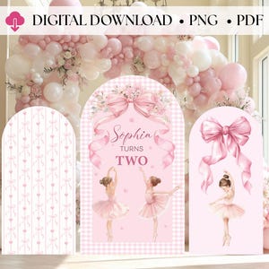 Op de afbeelding: Digitale download met drie roze boogvormige ontwerpen. Eén heeft een strikpatroon, een andere zegt "Sophia wordt twee" met ballerina's, en de derde heeft een grote strik en een ballerina. De achtergrond bevat een roze en witte ballonnenboog.