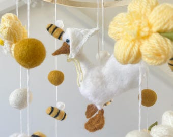 Móvil infantil de ganso de fieltro con flores y abejas: decoración rústica para la habitación del bebé.