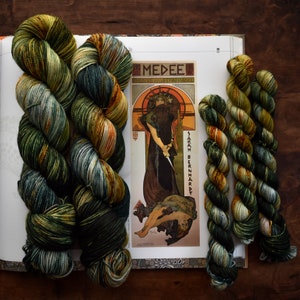 MÉDÉE| Ready to Ship| Hand Dyed Yarn| Variegated Speckled Yarn|
