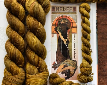 MUCHA| Versandfertig| Handgefärbtes Garn | Halbfeste Wolle |