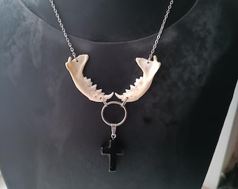 Gothic Nerz Kieferknochen Halskette mit Bergkristall Kreuz