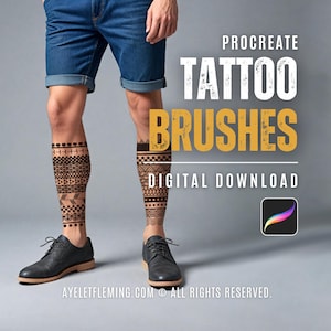 Op de afbeelding: Advertentie voor digitale download voor Procreate tattoo-penselen. De afbeelding toont de benen van een persoon met tattoo-ontwerpen, gekleed in een spijkerbroek en zwarte schoenen. De tekst luidt "Procreate Tattoo Brushes Digital Download" met het Procreate app-logo.