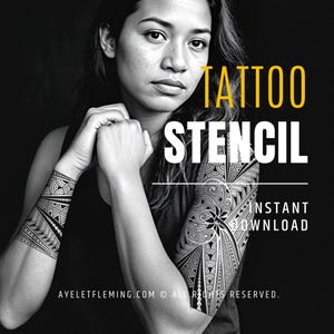 Pode incluir: Fotografia a preto e branco de uma pessoa com uma tatuagem polinésia detalhada no braço. O texto "TATTOO STENCIL INSTANT DOWNLOAD" está sobreposto na imagem.