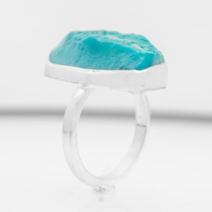 Handgemachter Ring aus Sterling Silber und Türkis In Naturform.