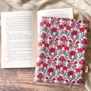 Protège-livre rouge fleuri, protège-livre rembourré, pochette pour livre, idée cadeau livresque, accessoires livre et Kindle, cadeau de Noël