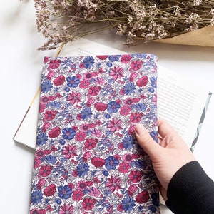 Pochette de livre à fleurs violettes, protection de livre rembourrée, pochette de livre, idée cadeau livresque, accessoires de livre et de kindle, cadeau de Noël