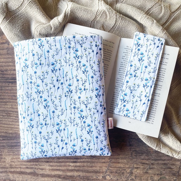 Petite pochette fleurie, protège-livre bleu capitonné, pochette pour livre, idée cadeau livresque, accessoires livre et Kindle, cadeau de Noël