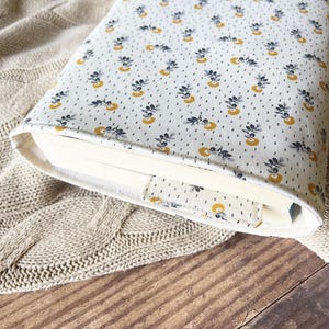 Ditsy floral handmade book sleeve, kindle sleeve, padded booksleeve