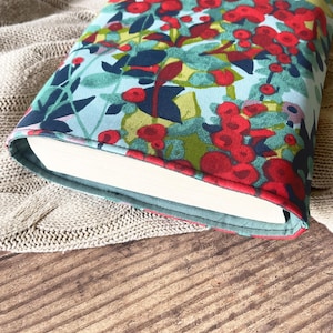 Pochette de livre avec baies florales, protection de livre rembourrée, pochette de livre, idée cadeau livresque, accessoires de livre et de Kindle, cadeau de Noël